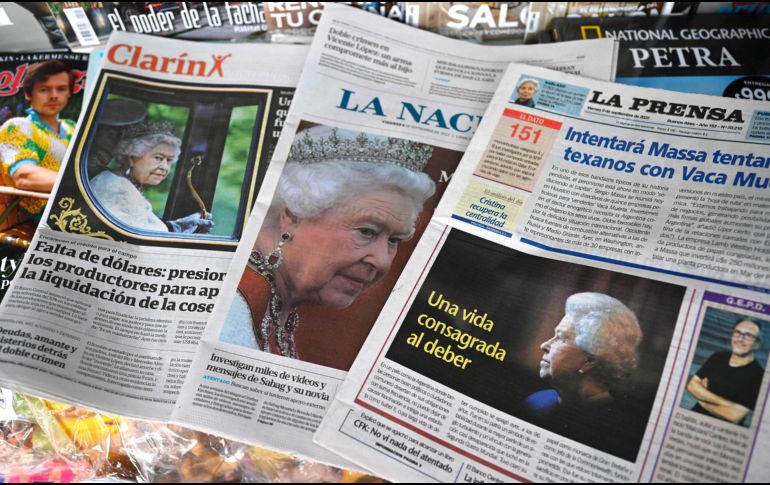 Los principales periódicos argentinos lucieron en su portada el deceso de la reina Isabel II. AFP/L. Robayo