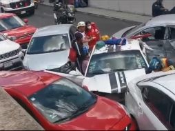 En el accidente se vieron involucrados 23 vehículos, de los cuales 18 son particulares, dos taxis, un tráiler y dos unidades de transporte de personal. ESPECIAL/CAPTURA DE VIDEO
