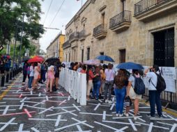 Las activistas se manifestaron afuera del Congreso de Jalisco con un letrero sobre la problemática de los feminicidios. EL INFORMADOR/ R. RIVAS