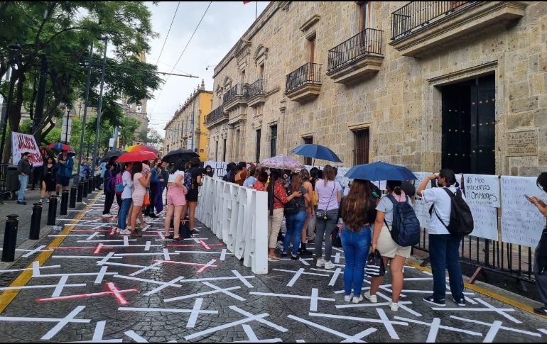 Las activistas se manifestaron afuera del Congreso de Jalisco con un letrero sobre la problemática de los feminicidios. EL INFORMADOR/ R. RIVAS