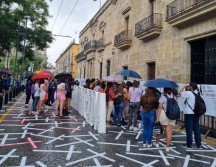 Las activistas se manifestaron afuera del Congreso de Jalisco con un letrero sobre la problemática de los feminicidios. EL INFORMADOR/ R. RIVAS