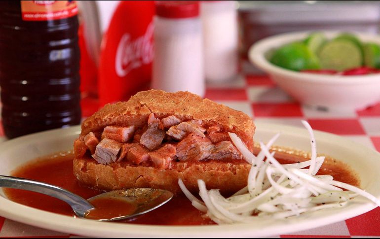 Con motivo del primer Día de la Torta Ahogada, el Ayuntamiento de Guadalajara decidió celebrar en el Centro Histórico de la ciudad ofreciendo gratis 10 mil de estas a tapatíos. EL INFORMADOR / ARCHIVO