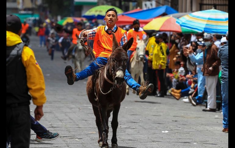 La competencia, interrumpida por la pandemia de COVID, volvió con fuerza en homenaje a los asnos, que están en peligro de extinción. EFE/J. Jácome