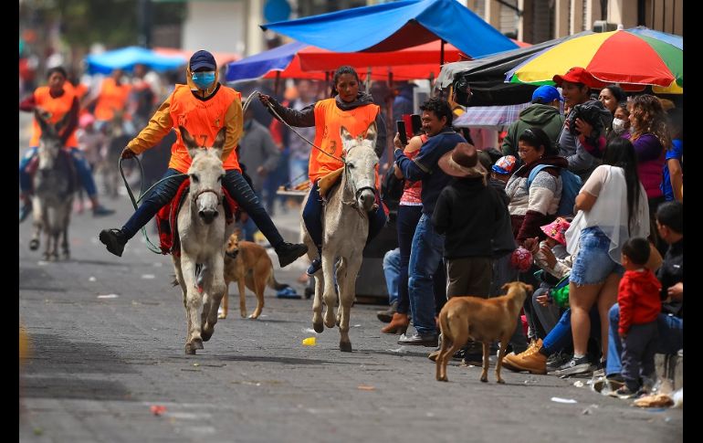 La competencia, interrumpida por la pandemia de COVID, volvió con fuerza en homenaje a los asnos, que están en peligro de extinción. EFE/J. Jácome
