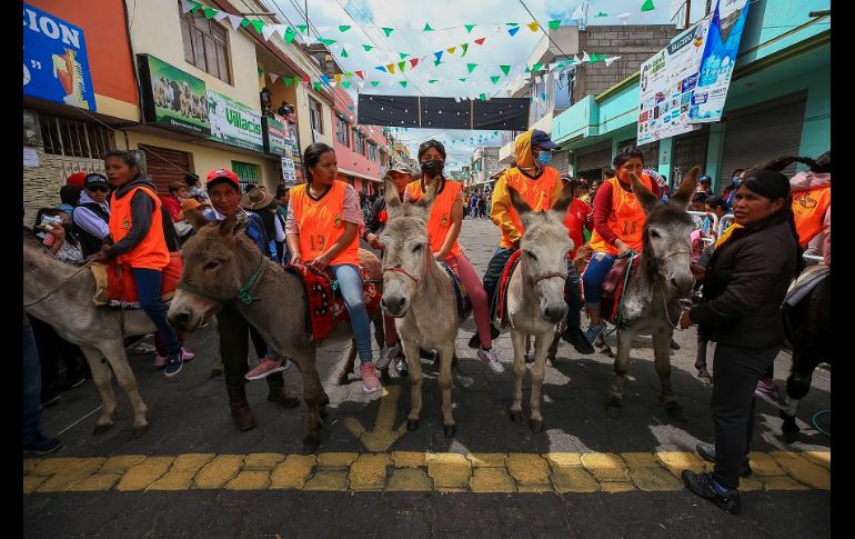 La competencia, interrumpida por la pandemia de COVID, volvió con fuerza en homenaje a los asnos, que están en peligro de extinción. EFE/J. Jácome