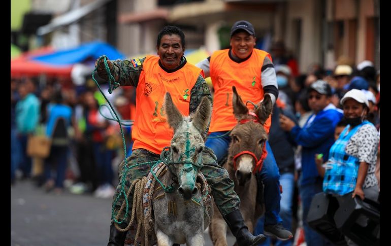 La competencia, interrumpida por la pandemia de COVID, volvió con fuerza en homenaje a los asnos, que están en peligro de extinción. EFE/J. Jácome
