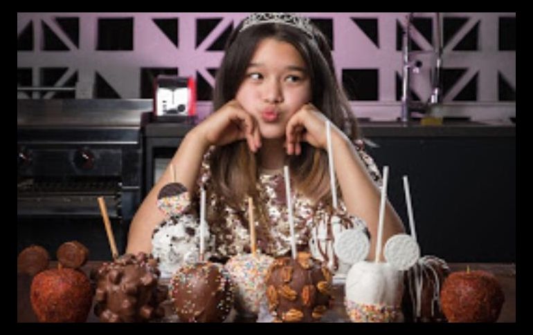 Keren Salas y sus creaciones con manzanas se han popularizado en los últimos días. ESPECIAL/Manzamania