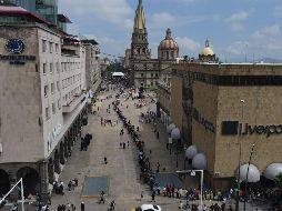 La fila de personas que esperaron por una torta gratuita en el Centro de Guadalajara se extendió desde avenida Hidalgo, en donde se alza el palacio municipal tapatío, hasta Avenida Juárez. EL INFORMADOR/A. Navarro
