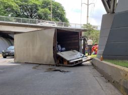 Por el siniestro, hubo un derrame de diésel y vidrios en el lugar, los cuales fueron saneados por bomberos de Guadalajara. ESPECIAL /