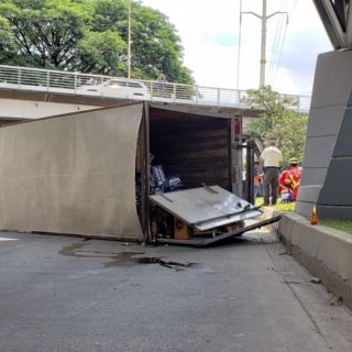 Vuelca camioneta en Lázaro Cárdenas; hay una menor herida