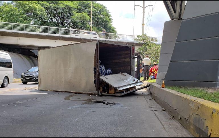 Por el siniestro, hubo un derrame de diésel y vidrios en el lugar, los cuales fueron saneados por bomberos de Guadalajara. ESPECIAL /