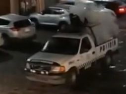 De acuerdo con medios locales, el elemento municipal resultó lesionado en la pierna y fue trasladado de manera inmediata en la misma unidad para recibir atención médica.