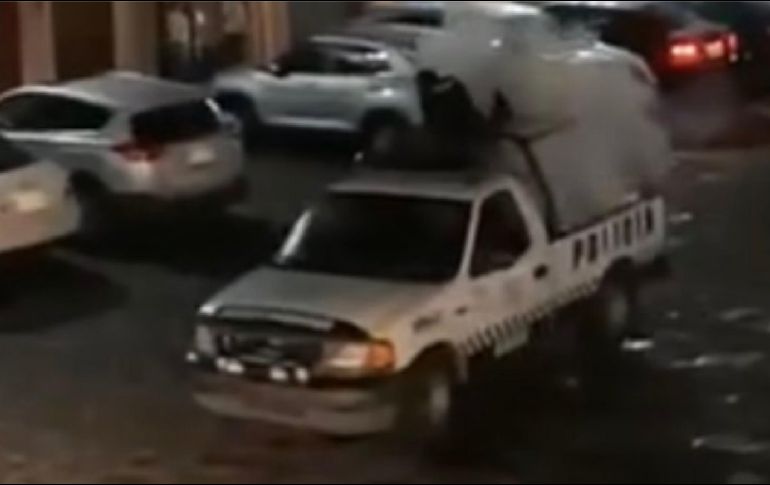 De acuerdo con medios locales, el elemento municipal resultó lesionado en la pierna y fue trasladado de manera inmediata en la misma unidad para recibir atención médica.