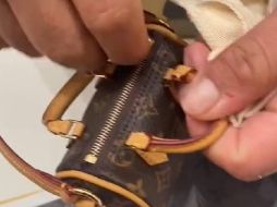 Uno de los vendedores se encargó de mostrarle el artículo, el cual es color café y contiene el logo de la marca. ESPECIAL