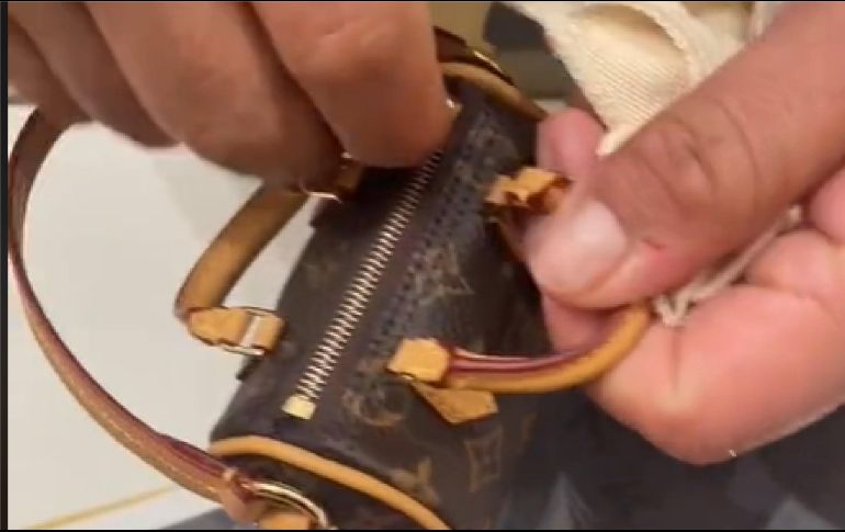 Uno de los vendedores se encargó de mostrarle el artículo, el cual es color café y contiene el logo de la marca. ESPECIAL