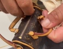 Uno de los vendedores se encargó de mostrarle el artículo, el cual es color café y contiene el logo de la marca. ESPECIAL