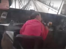 La mujer se observa dormida en una cabina de conducción del Metro de la Ciudad de México. ESPECIAL