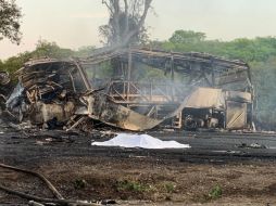 En el aparatoso accidente vial en la carretera Ciudad Victoria-Monterrey, en Tamaulipas, 18 personas perdieron la vida. Foto: Titter/ @citychannel_