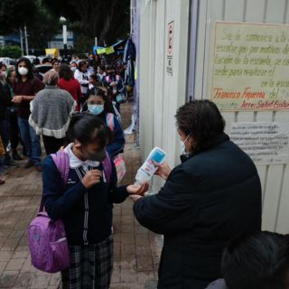 ¿Cuántos casos de COVID se registraron tras la primera semana de clases en Jalisco?