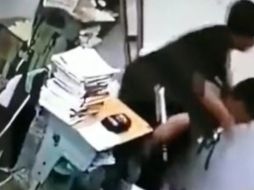 Un joven auxilió a su compañero durante un sismo Imagen TIKTOK