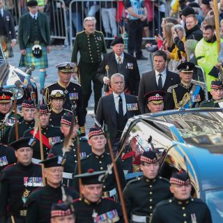 Isabel II: Insultan al príncipe Andrés en procesión fúnebre de la monarca
