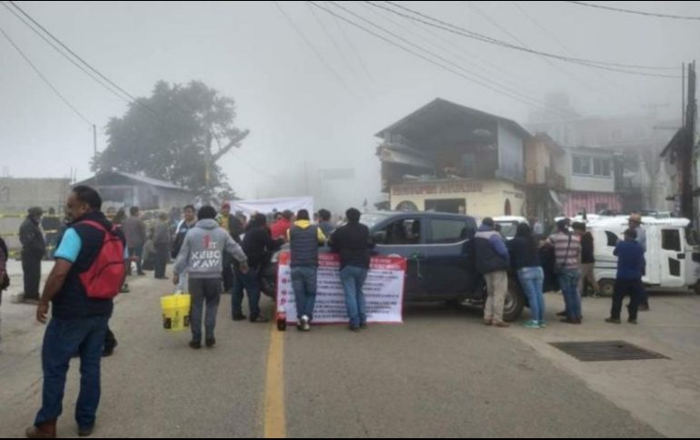 La manifestación de los vecinos del municipio de San Mateo Río Hondo cumplieron una semana con el bloqueo de la carretera; exigen se esclarezcan desvíos de recursos. ESPECIAL