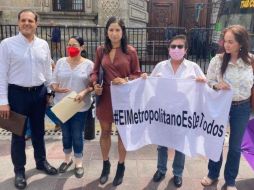 Vecinos del Parque Metropolitano, acompañados de integrantes del Comité Municipal del PRI Zapopan, presentaron la solicitus al Gobierno estatal. ESPECIAL/Comité Municipal del PRI