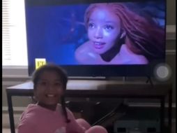 La niña se muestra feliz y emocionada cuando conoce a la protagonista de La Sirenita. ESPECIAL