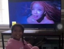 La niña se muestra feliz y emocionada cuando conoce a la protagonista de La Sirenita. ESPECIAL