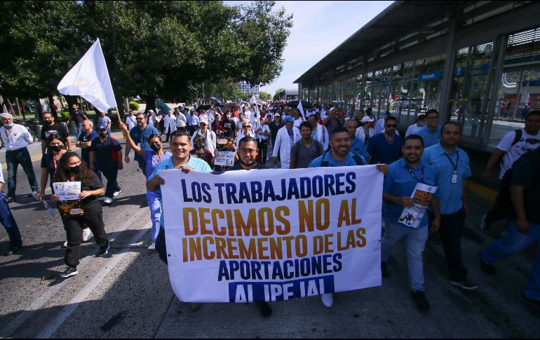 Un contingente salió a pedir que no aumentaran las aportaciones. EL INFORMADOR/C. Zepeda