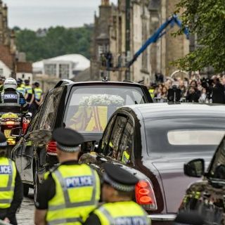 El arresto de personas protestando contra la monarquía en Reino Unido genera preocupaciones por la libertad de expresión