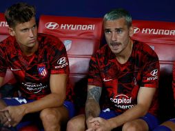 El Barcelona considera que la cesión de Antoine Griezmann (D) fue por una temporada, no por dos. EFE / J. Martín