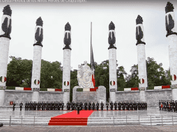 Tras rendirle honores, como comandante supremo de las Fuerzas Armadas, el Presidente López Obrador pasa lista de honor a los héroes de 1857 y 1914. YOUTUBE / Gobierno de México