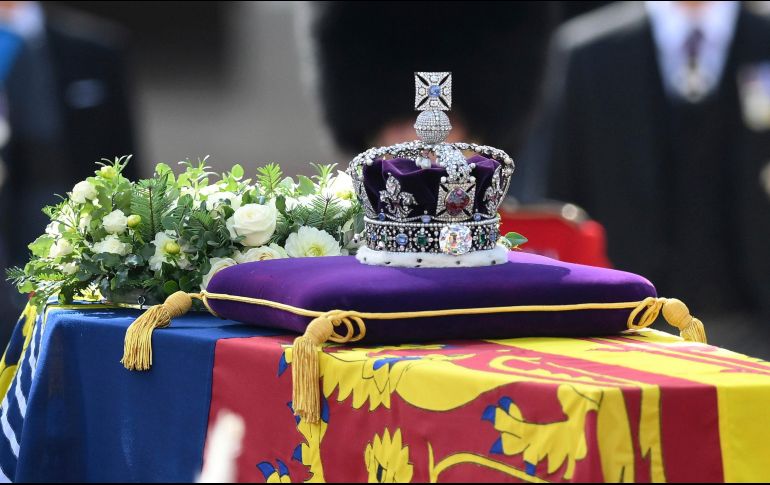 Un carro de armas transporta el ataúd, custodiado por la guardia real, con sus uniformes rojos y gorros de piel de oso negros, y la corona imperial encima. AP / D. Leal