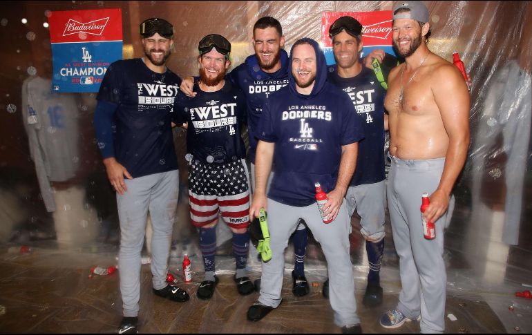 Con ayuda del zurdo Clayton Kershaw (D), los Dodgers mejoraron el mejor registro de las mayores a 98-43. AFP / C. Petersen