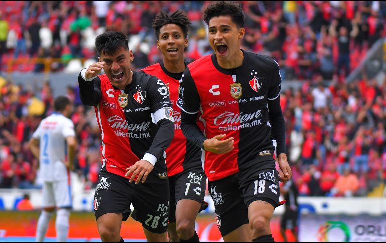 Unos cinco mil aficionados tapatíos que apoyan a los Zorros se dieron cita en la Gran Manzana con la finalidad de dar aliento a sus jugadores. IMAGO7