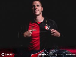 En la camiseta resalta el escudo de los rojinegros con las tres estrellas de los tres títulos que tienen en su historia. TWITTER / @AtlasFC