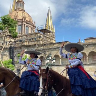 Desfile charro acapara las miradas de los tapatíos en el Centro Histórico