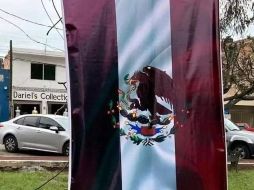 La mañana de este martes, en un acto conmemorativo celebrado en el parque Juan Escutia, se colocaron ocho grandes banderas con franjas guindas. ESPECIAL