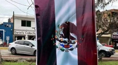 La mañana de este martes, en un acto conmemorativo celebrado en el parque Juan Escutia, se colocaron ocho grandes banderas con franjas guindas. ESPECIAL