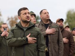 El presidente ucraniano Volodymyr Zelensky observó cómo se izaba la bandera de su país sobre la ciudad recapturada de Izium. AP/Presidencia de Ucrania