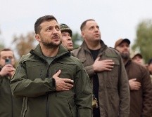 El presidente ucraniano Volodymyr Zelensky observó cómo se izaba la bandera de su país sobre la ciudad recapturada de Izium. AP/Presidencia de Ucrania