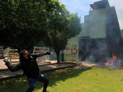 Estudiantes normalistas vandalizaron la entrada a un cuartel militar durante protestas para exigir justicia por los 43 desaparecidos de Ayotzinapa. EFE/J. de la Cruz