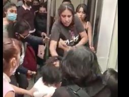 La pelea de las mujeres se dio en el Metro de la Ciudad de México. ESPECIAL