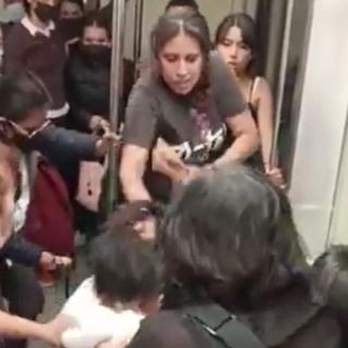 Pelea de mujeres dentro de un vagón del Metro se hace viral (VIDEO)