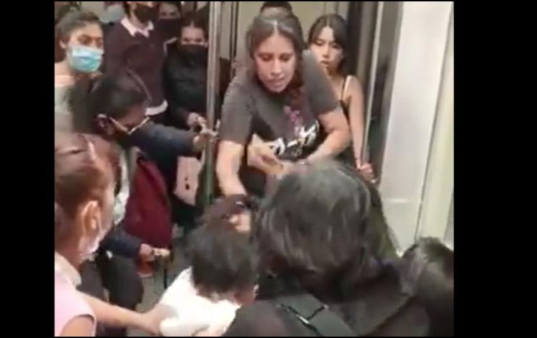La pelea de las mujeres se dio en el Metro de la Ciudad de México. ESPECIAL