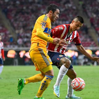 ¡Mano árbitro! Así fue el momento en el que Vigón "toqueteó" al Piojo Alvarado (VIDEO)