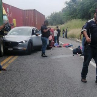 Tráiler embiste vehículos en la autopista Siglo XXI; reportan varios muertos