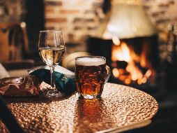 Conoce las diferencias entre la cerveza y los destilados. ESPECIAL/Photo by Ambitious Creative Co.-Rick Barret on Unsplash..