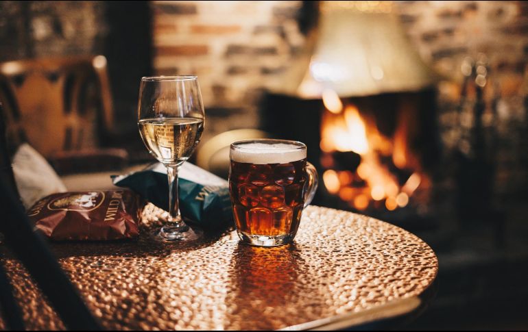 Conoce las diferencias entre la cerveza y los destilados. ESPECIAL/Photo by Ambitious Creative Co.-Rick Barret on Unsplash..